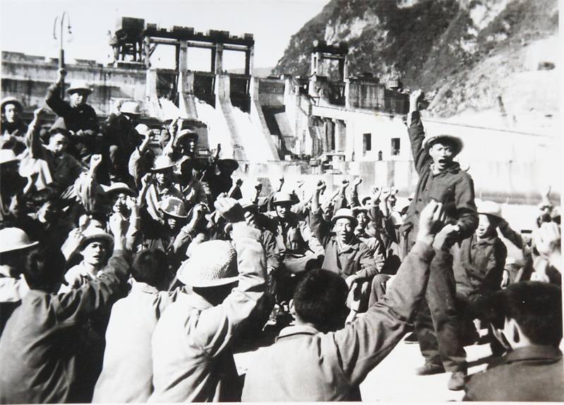 第一部分 建设者庆祝龚嘴米兰milan官网站发电.png